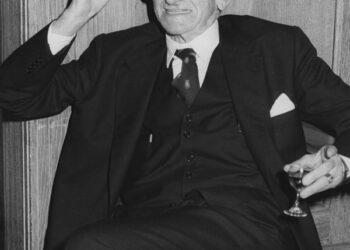 De LSE Library - Flickr: Friedrich August von Hayek, 27th January 1981, the 50th Anniversary of his first lecture at LSE, 1981, No restrictions, https://commons.wikimedia.org/w/index.php?curid=18090270