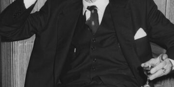 De LSE Library - Flickr: Friedrich August von Hayek, 27th January 1981, the 50th Anniversary of his first lecture at LSE, 1981, No restrictions, https://commons.wikimedia.org/w/index.php?curid=18090270