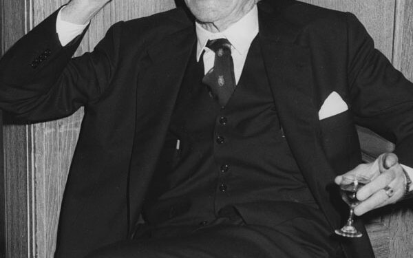 De LSE Library - Flickr: Friedrich August von Hayek, 27th January 1981, the 50th Anniversary of his first lecture at LSE, 1981, No restrictions, https://commons.wikimedia.org/w/index.php?curid=18090270