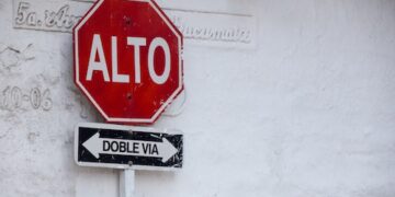 "Política de Doble vía" Foto de Florida-Guidebook.com en Unsplash